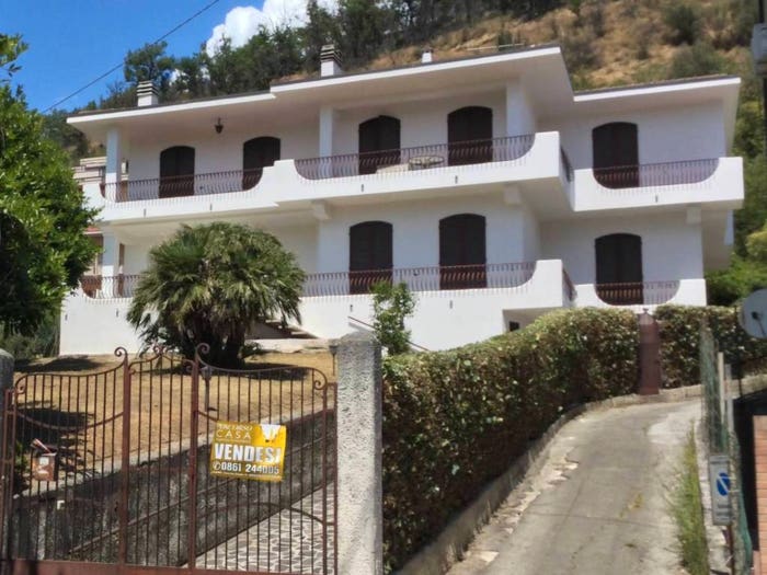 Appartamento con 6 locali in vendita in in villa bifamiliare in Via Duca Degli Abruzzi, Centro, Montorio al Vomano