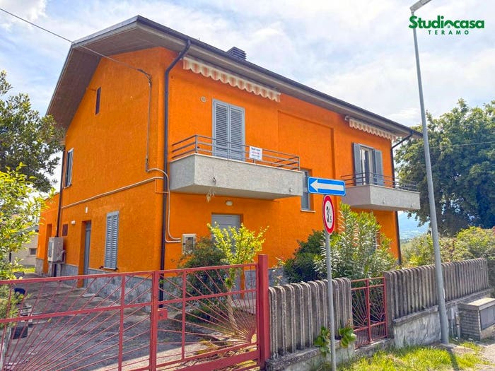 Casa con 5 locali in vendita in Contrada Cerquone, Tossicia
