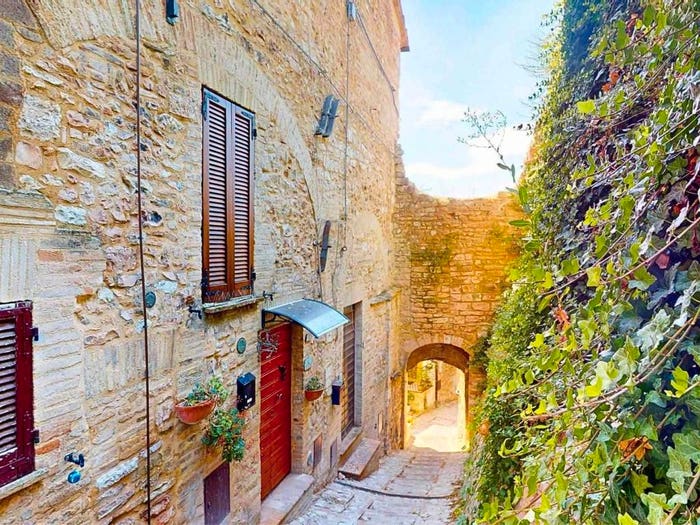 Casa trilocale in vendita in Piazza delle Foglie III, Centro, Spello