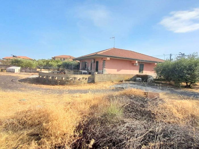 Casa con 5 locali in vendita in Via del Pettirosso, Villaggio Del Pino Le Ginestre, Belpasso
