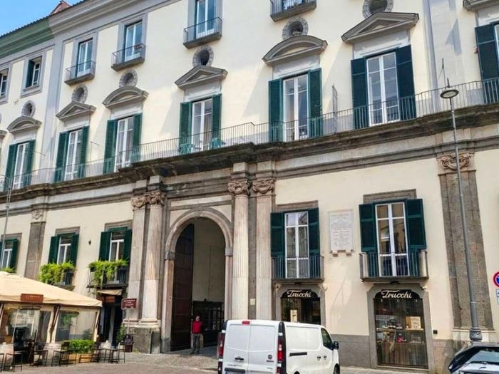 Appartamento trilocale in vendita in piazza dei Martiri, Chiaia, Napoli