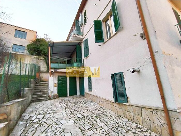 Appartamento con 6 locali in vendita in Via Rischiera, Centro, Teramo