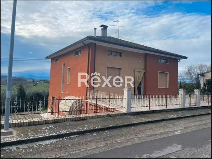 Casa con 5 locali in vendita in Via Crocefissetto, Centro, Corinaldo