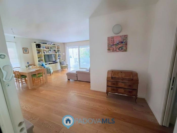 Appartamento quadrilocale in vendita in Via Novara, Sacra Famiglia Basso Isonzo, Padova