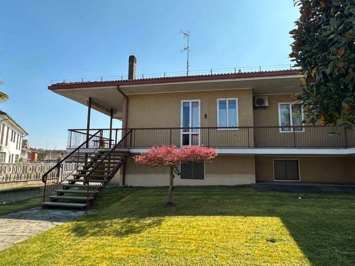 Casa con 6 locali in vendita in Via Mentana, Centro, Mede