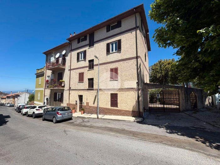 Appartamento con 6 locali in vendita in Via Aureli Stanislao, Centro, Nerola