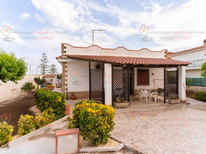 Casa quadrilocale in vendita in Via Francesco Incatasciato, Fanusa, Siracusa