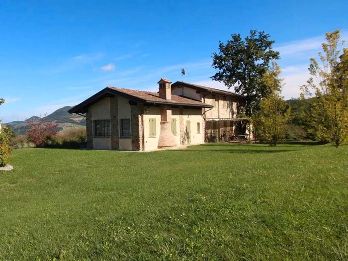Casa con 6 locali in vendita in Pianello Val Tidone