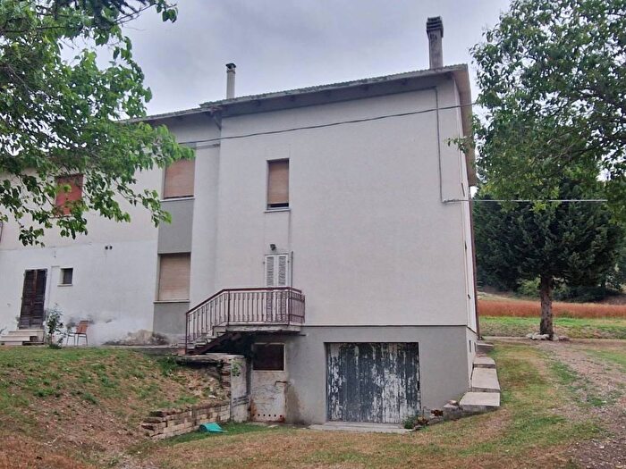 Casa con 6 locali in vendita in Colli al Metauro