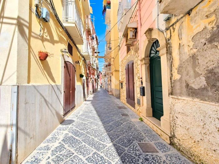 Casa trilocale in vendita in Via dell'Indipendenza Vico Bullacco, Gaeta