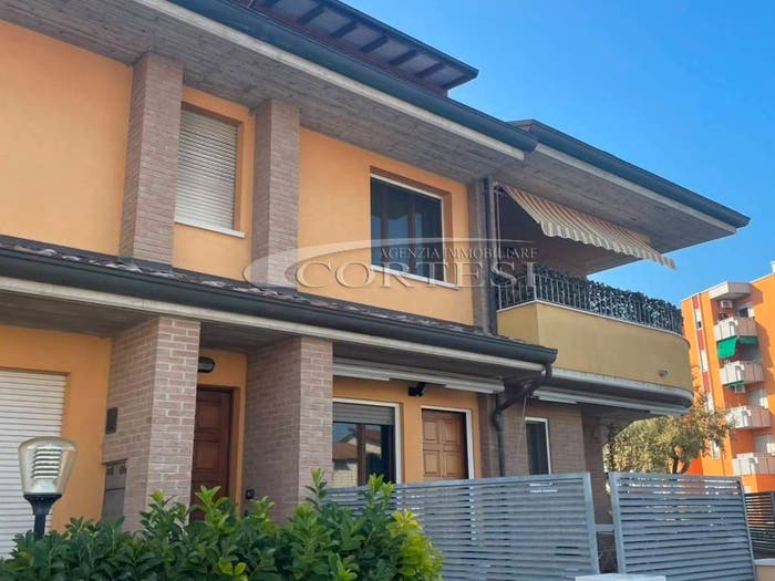 Appartamento trilocale in vendita in Via Lago Maggiore, Torrette Ponte Sasso, Fano