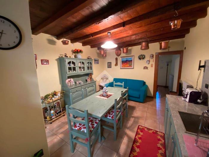 Casa con 6 locali in vendita in Via Roma, Bossico