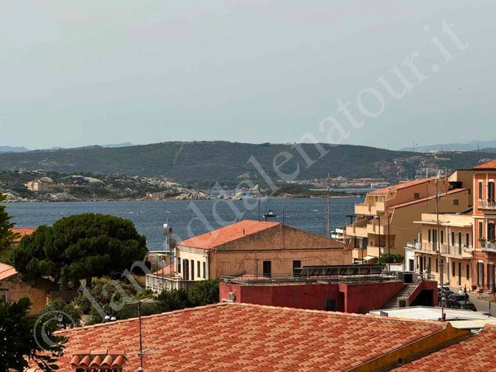 Appartamento con 6 locali in vendita in Via Generale Zicavo, La Maddalena