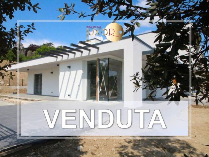 Casa con 5 locali in vendita in Via Don Carlo Gnocchi, Casatenovo