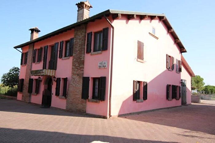 Casa con 7 locali in vendita in Via Nocedella, Mirandola