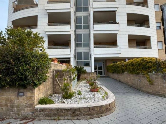 Casa quadrilocale in vendita in Via Daniele Badiali, Acilia, Roma