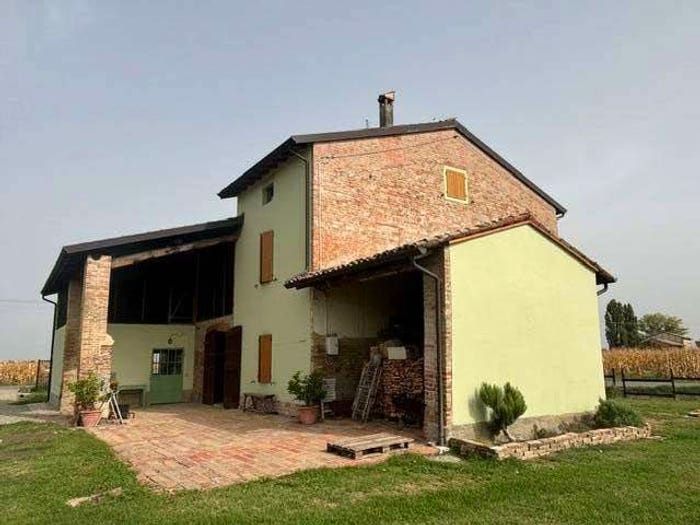 Casa con 6 locali in vendita in Besenzone
