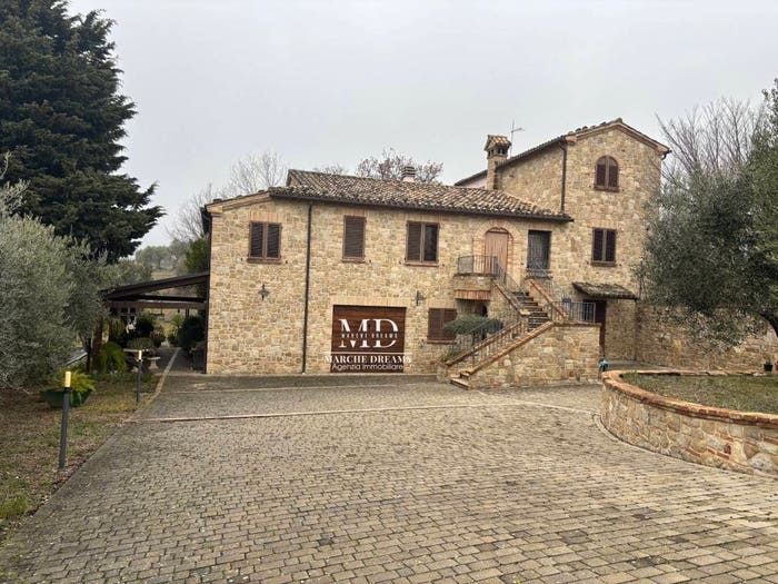 Casa con 6 locali in vendita in Località Lipparelli, Cingoli