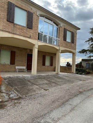 Casa con 6 locali in vendita in Carassai