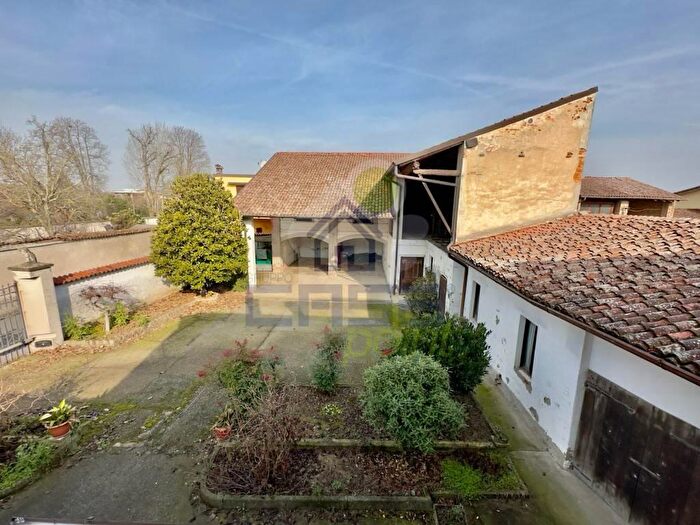 Casa con 10 locali in vendita in Via Roma, Annicco