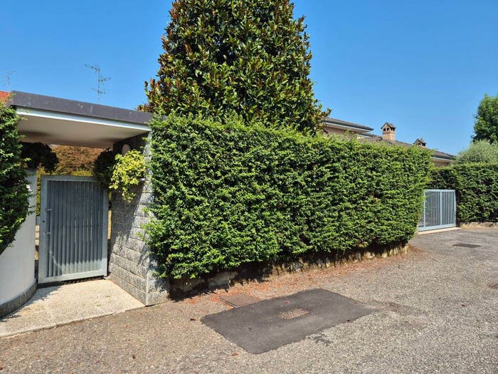 Casa quadrilocale in vendita in Via Libertà, Lazzate