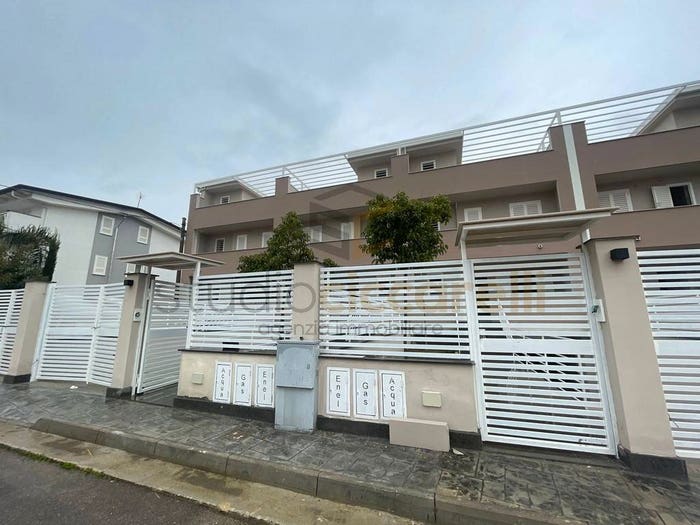 Casa quadrilocale in vendita in Via M Basile, Parete