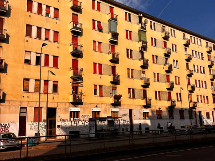 Appartamento quadrilocale in vendita in Via Santa Rita da Cascia, Famagosta, Milano