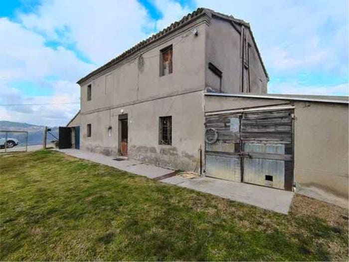 Casa con 6 locali in vendita in Montelabbate