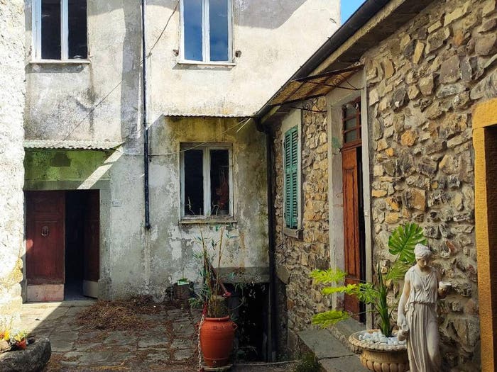 Casa con 6 locali in vendita in Via Apella, Licciana Nardi