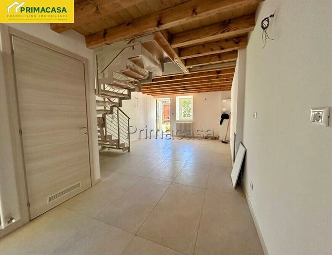 Casa quadrilocale in vendita in Contrada Resti, Centro, Erbezzo