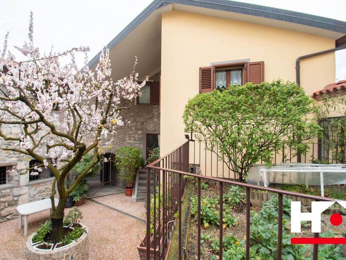 Casa con 5 locali in vendita in Via Siviano, Monte Isola