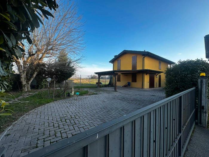 Casa quadrilocale in vendita in Via Case Secchia, Casalgrande