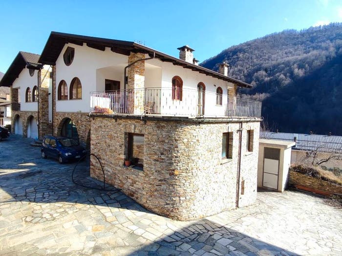 Casa con 6 locali in vendita in Via Courtil, Frassino