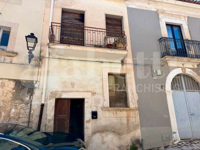 Casa quadrilocale in vendita in VIA PRINCIPE DI CARIGNANO, Centro, Comiso