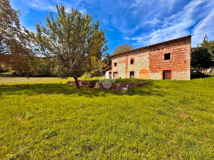Casa con 6 locali in vendita in Frazione Campodiegoli, Fabriano