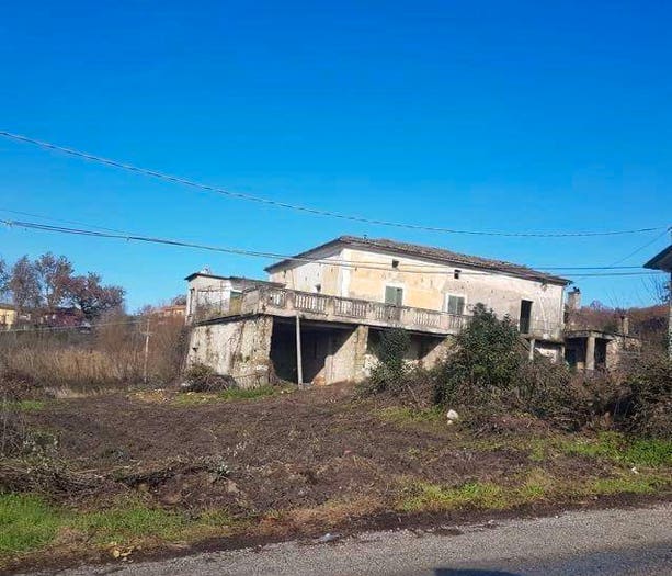 Casa con 6 locali in vendita in via Peola, Cassino