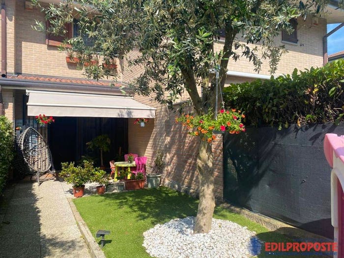 Casa trilocale in vendita in Via San Francesco, Lazzate