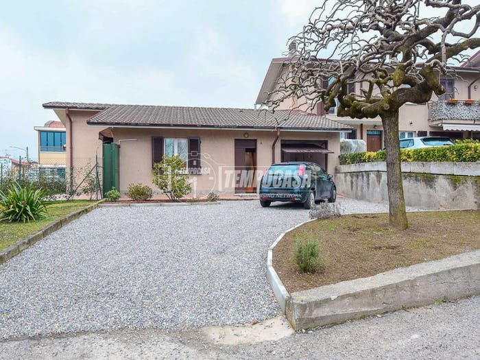 Casa quadrilocale in vendita in Via Lecco, Centro, Erba