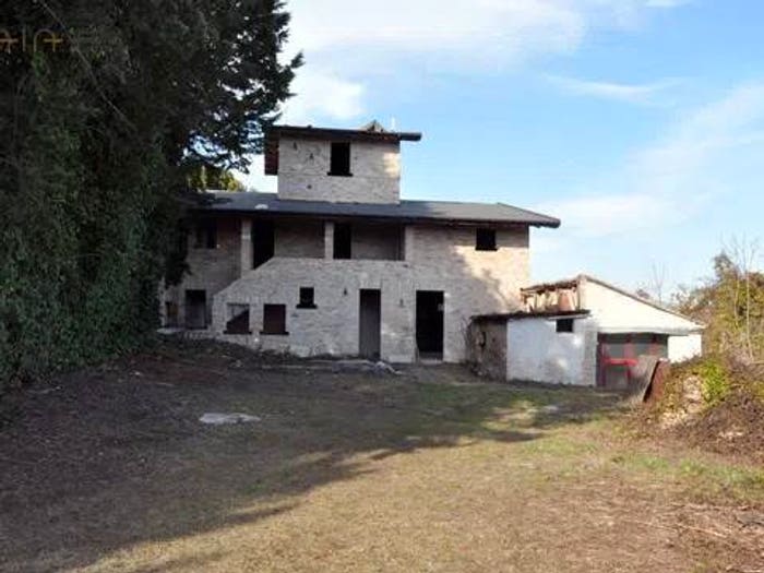 Casa con 6 locali in vendita in Castel di Lama