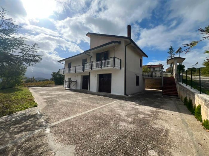 Casa quadrilocale in vendita in Contrada Baiardo, Montemarano