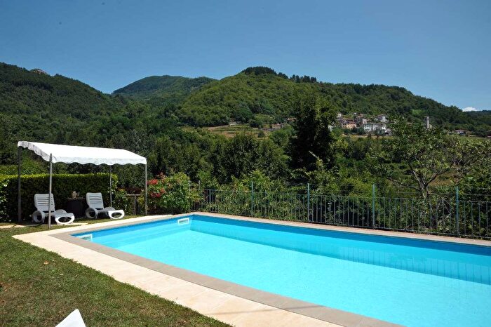 Casa con 10 locali in vendita in Via Comunale, Villa Collemandina