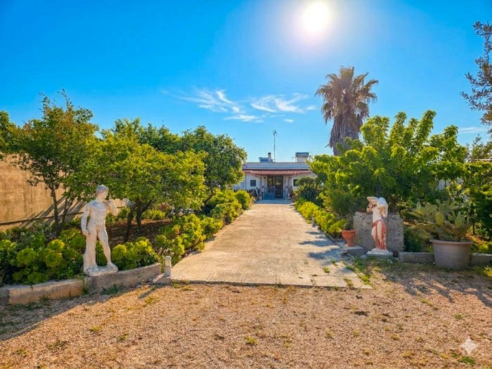 Casa trilocale in vendita in Strada Provinciale Lizzanello Pisignano, Lizzanello