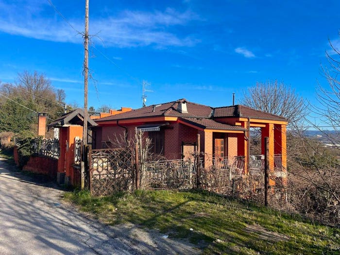 Casa con 6 locali in vendita in Strada Fey di Mezzogiorno, Centro, Bra