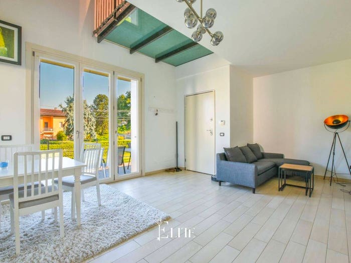 Appartamento con 5 locali in vendita in Via Camillo Benso di Cavour, Centro, Leggiuno