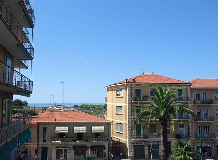 Appartamento quadrilocale in vendita in Via Papa Giovanni XXIII, Centro, Vallecrosia
