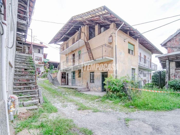 Casa quadrilocale in vendita in Località Villa e Giannone, Centro, Comignago
