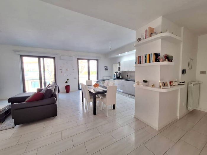 Appartamento quadrilocale in vendita in Viale Bracanelli, Centro, Vitulano