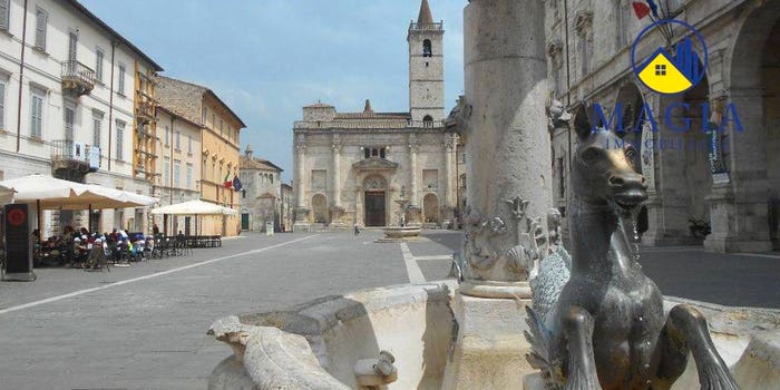Appartamento con 6 locali in vendita in Piazza Arringo, Ascoli Piceno