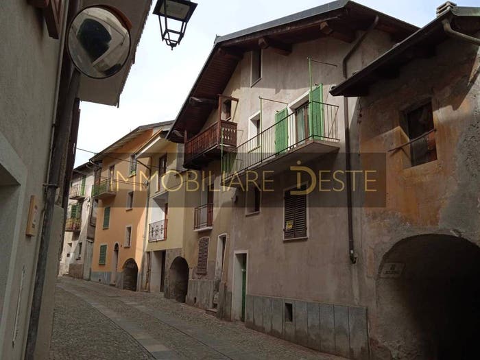 Casa con 6 locali in vendita in Via Vittorio Emanuele II, Centro, Chiomonte