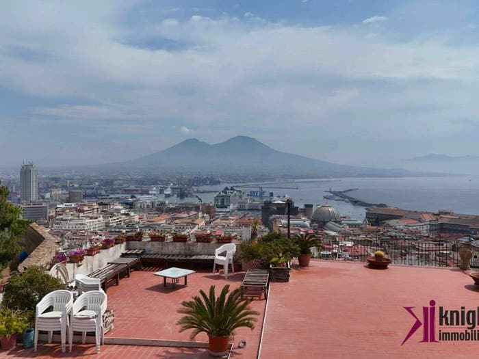 Casa con 5 locali in vendita in Via Suor Orsola, Vomero, Napoli